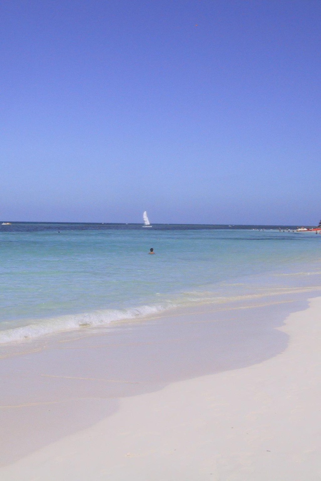 Белый песок на пляже на курорте Гуардалавака, Куба