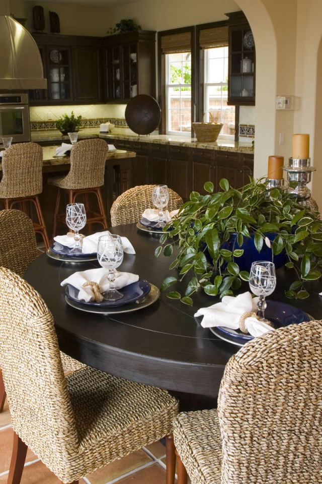 Плетеная мебель в столовой