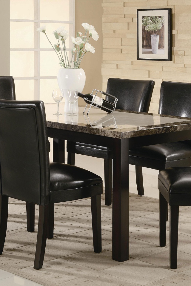 Вино на столе в столовой