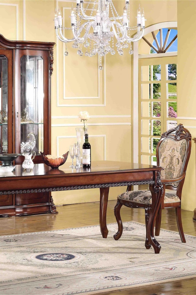 Вино на столе в гостиной