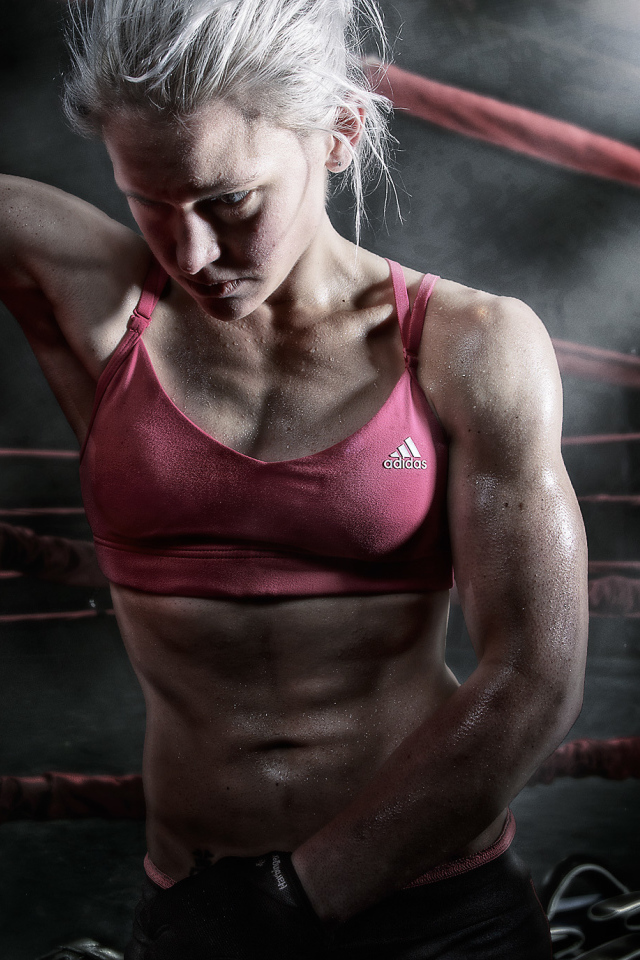 Женщина в ринге