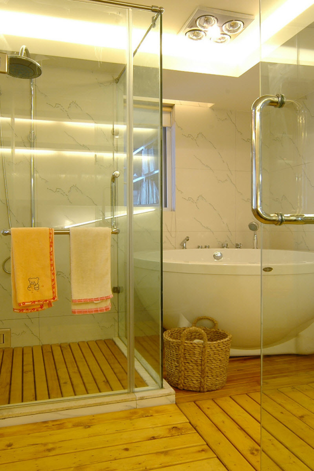 Деревянный пол в ванной