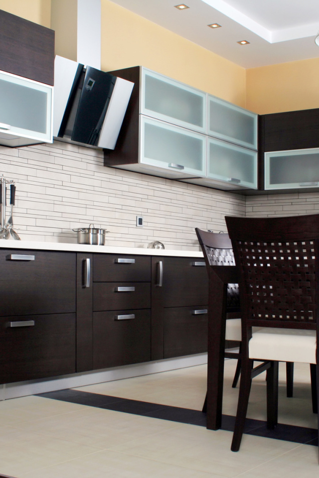 Деревянная коричневая мебель в кухне