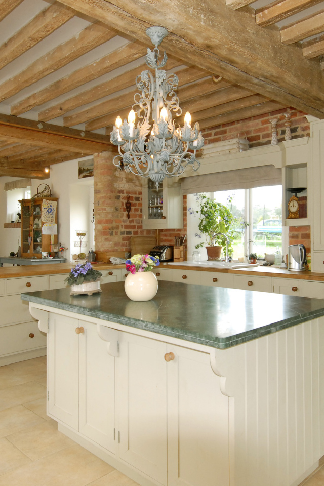 Деревянный потолок в кухне