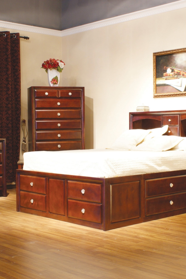 Деревянная мебель в спальне