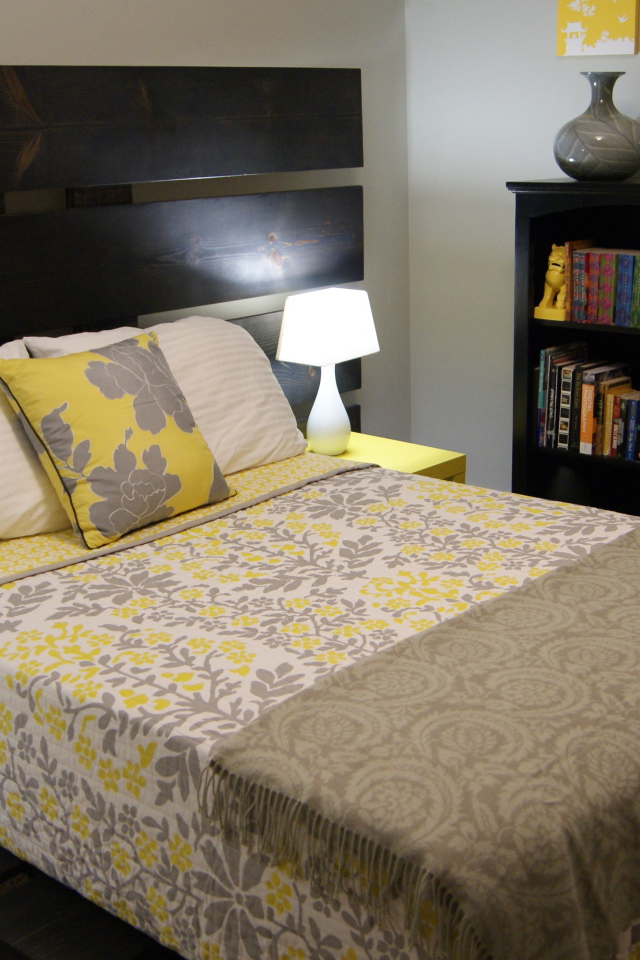 Деревянная спинка кровати в спальне