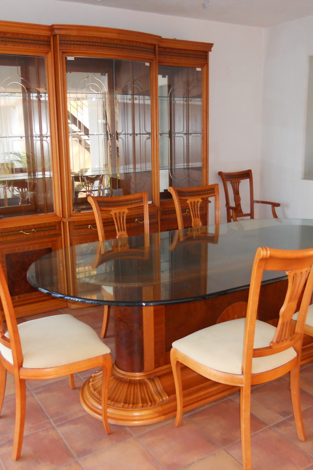 Столешница в столовой из стекла