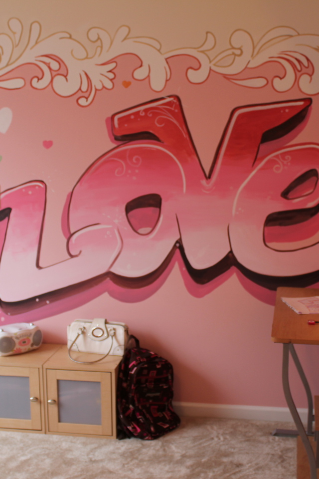 Надпись на стене в детской комнате