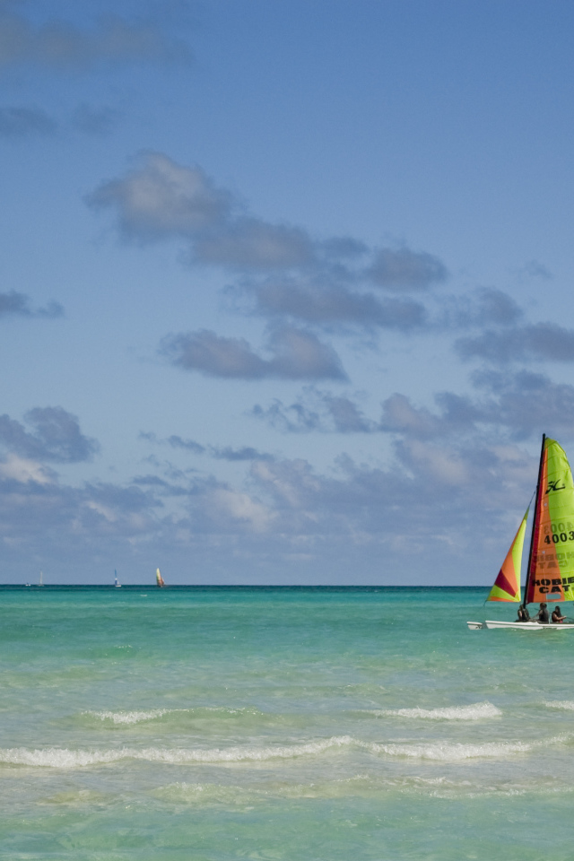 Яхта в море на курорте Кайо Гильермо, Куба