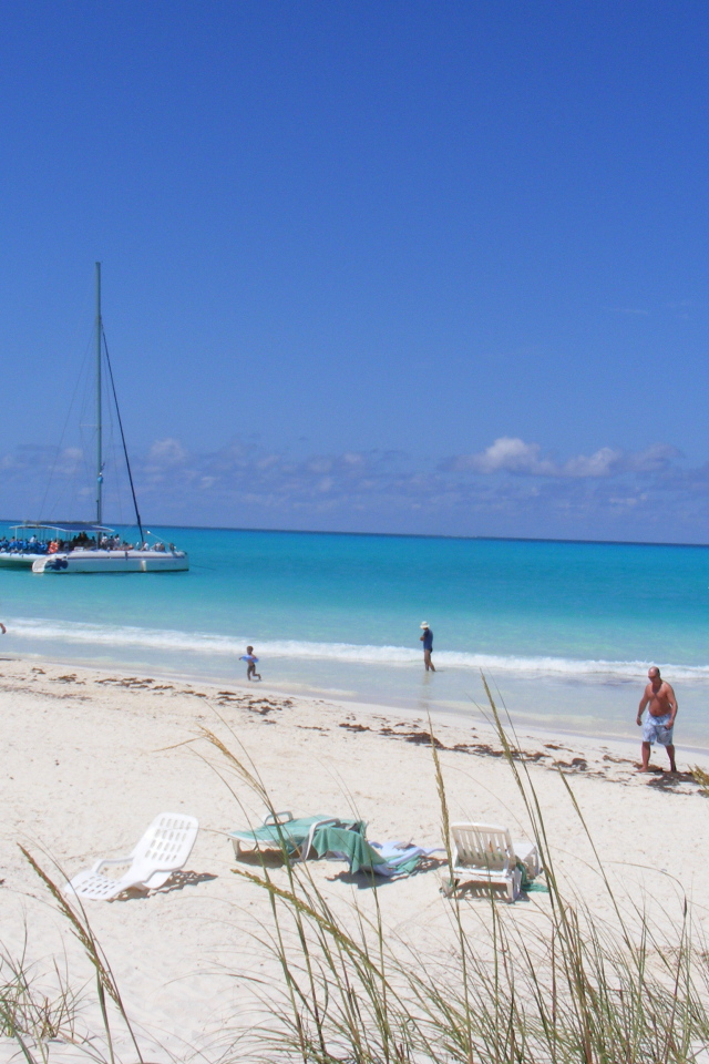 Яхта у берега на курорте Кайо Гильермо, Куба