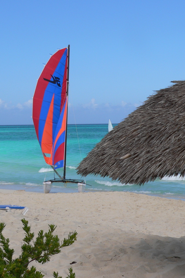 Яхта у берега на курорте Кайо Санта Мария, Куба