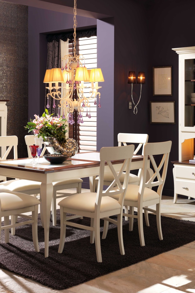 Желтая люстра в столовой