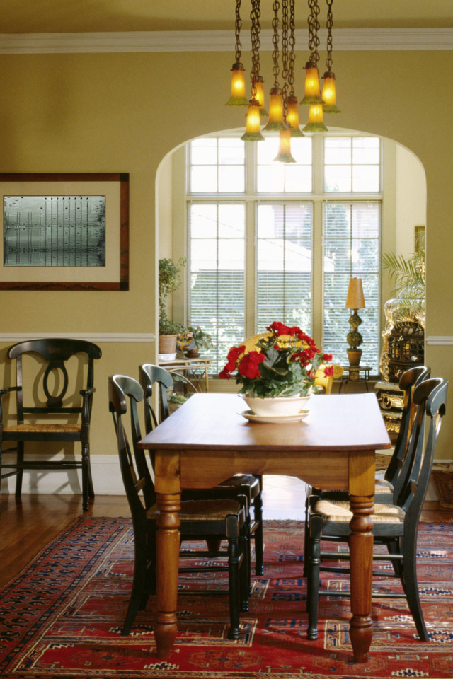 Желтые стены в столовой