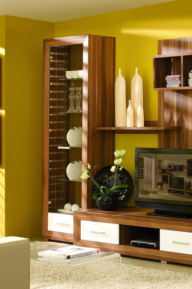 Желтая стена в гостиной