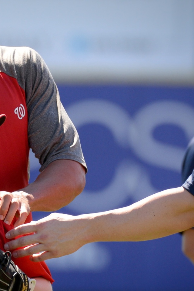 Юный поклонник бейсболиста Адама Ляруш