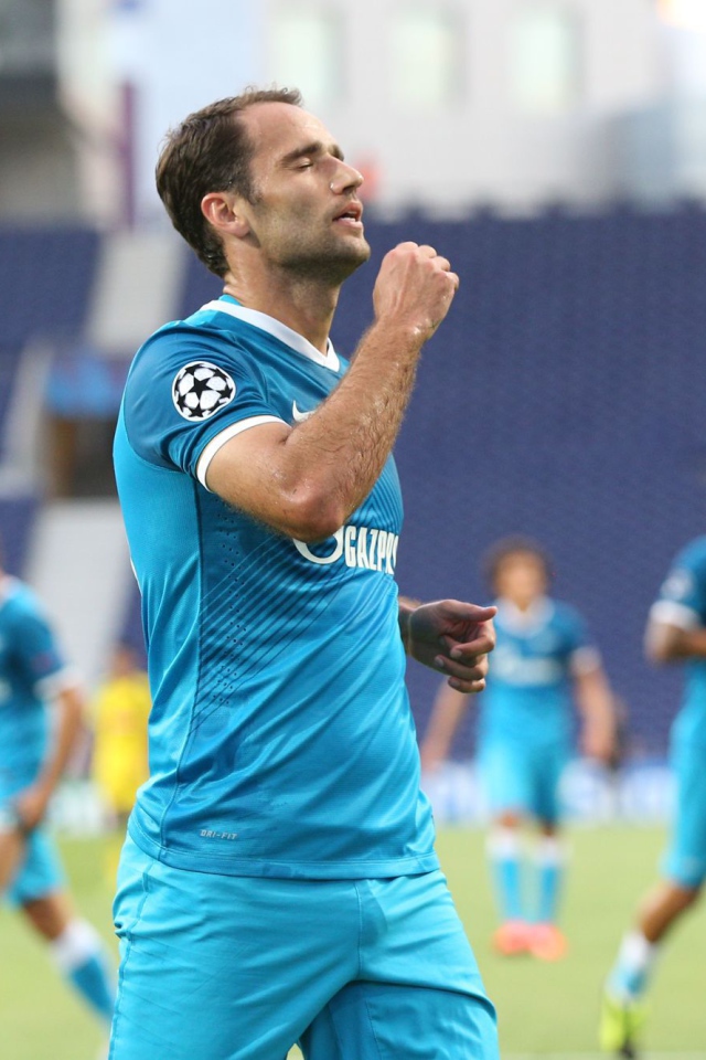 Роман Широков полузащитник Зенита бежит по полю