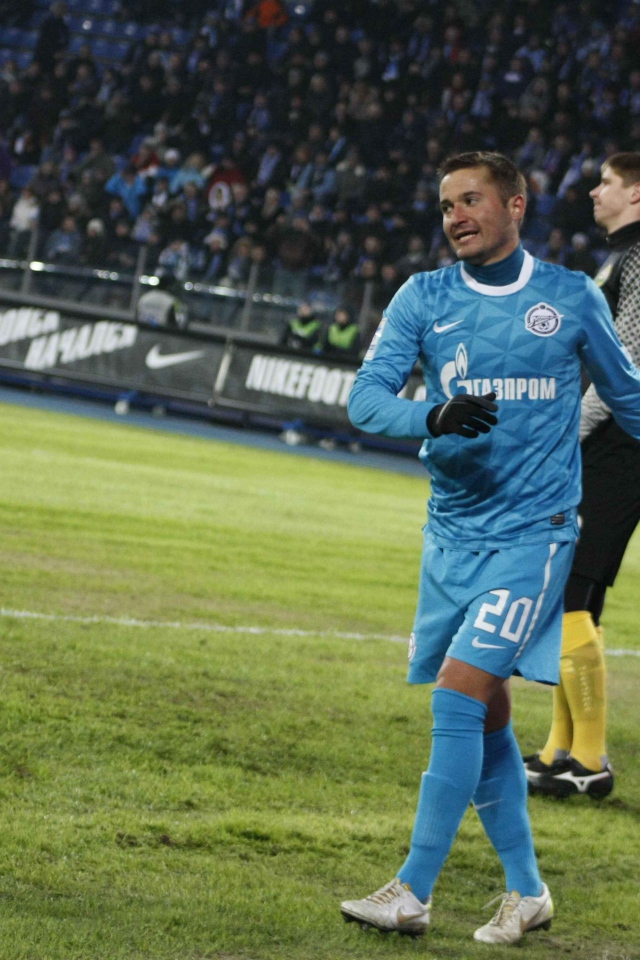 Полузащитник Зенита Виктор Файзулин у ворот