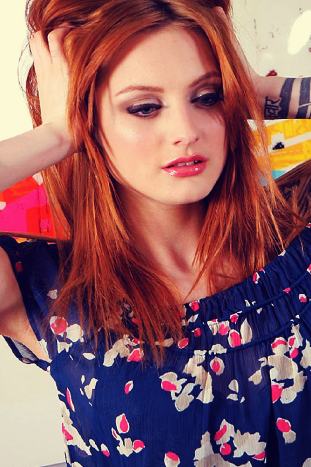 Девушка держится за голову