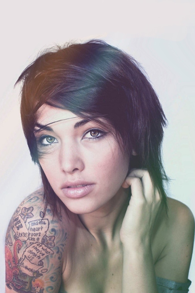 Девушка с татуировкой на плече