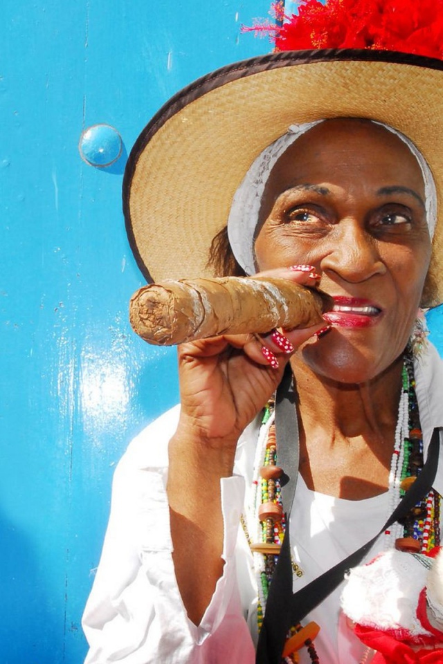 Бабушка с котом и сигарой