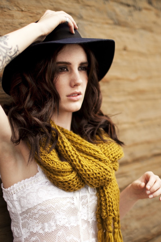 Брюнетка с татуировкой на руке