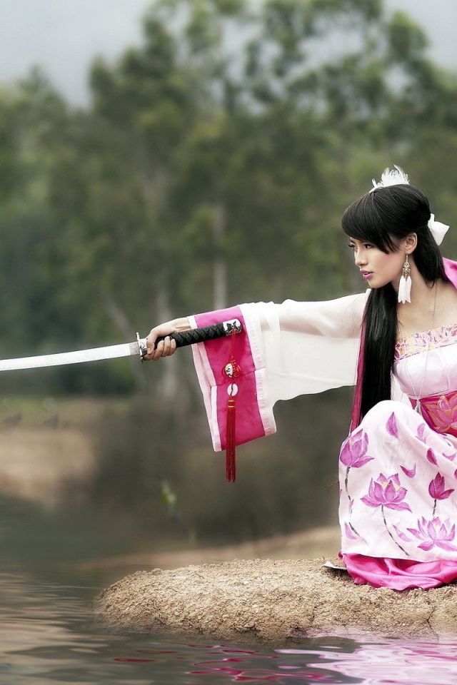 Японская девушка с мечем