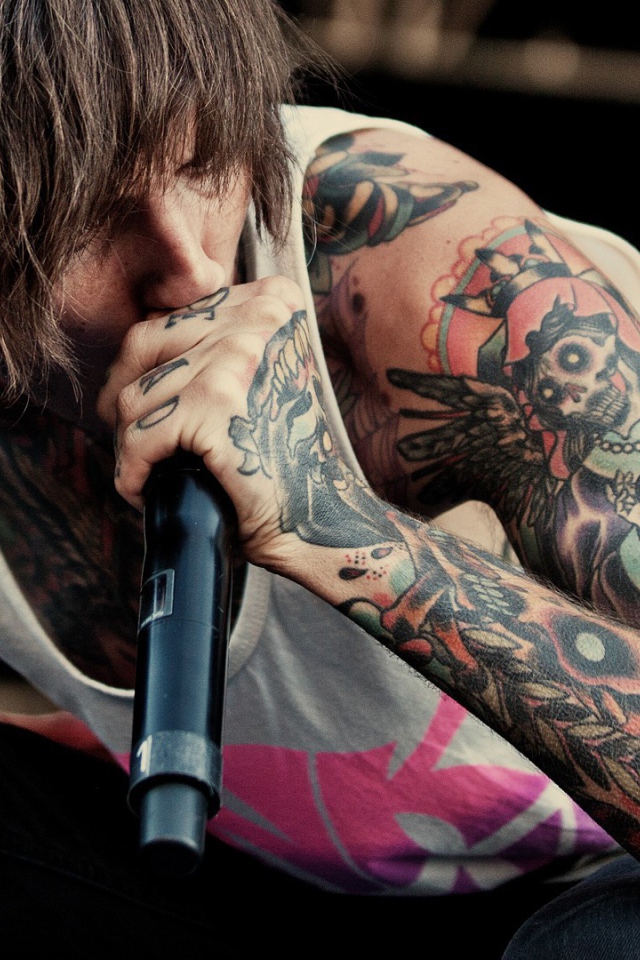 Певец с татуировкой