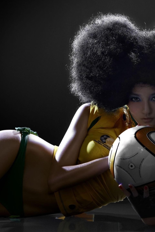 Африканская девушка с мячом