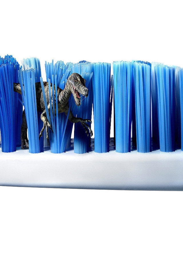 Динозавр в зубной щетке