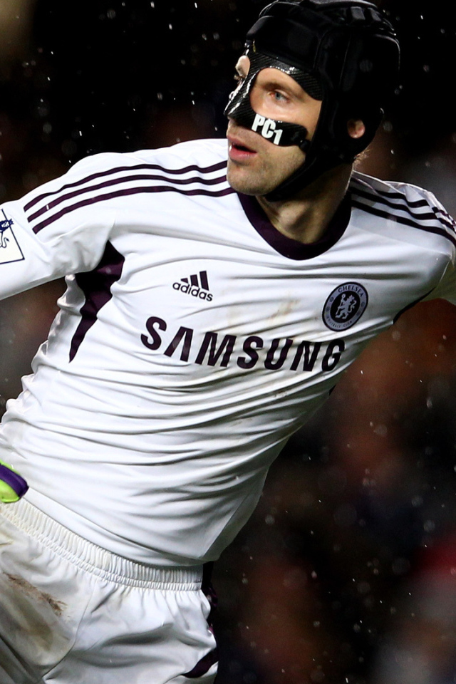 Футболист вратарь с мячом