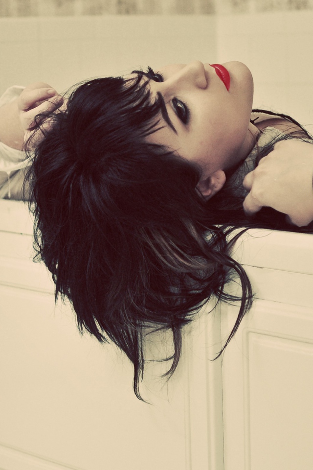 Девушка с татуировкой в ванне