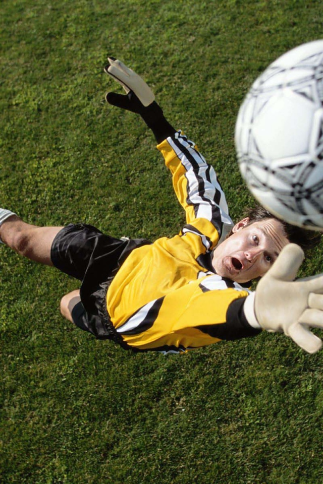 Вратарь ловит мяч