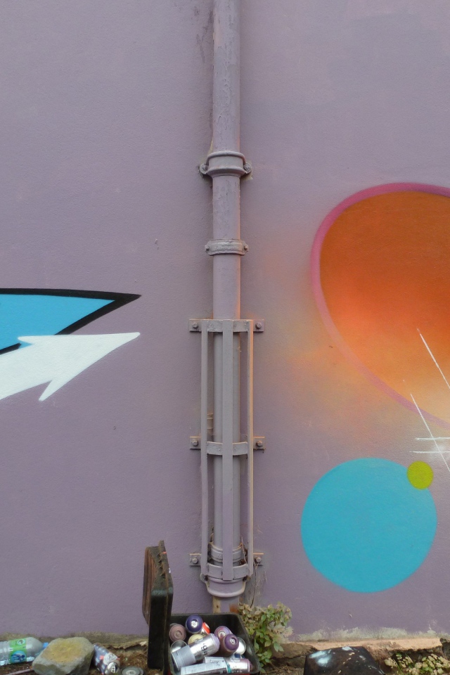 Граффити на стене и краски