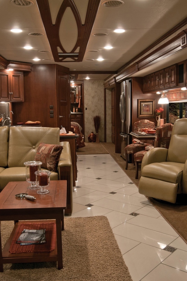 Большая комната с кожаным диваном