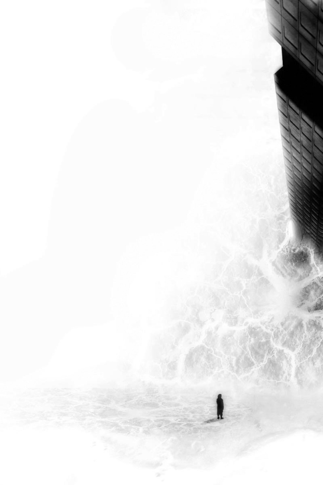 Черное вертикальное строение на белом фоне