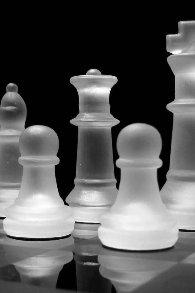 Шахматы из прозрачного стекла