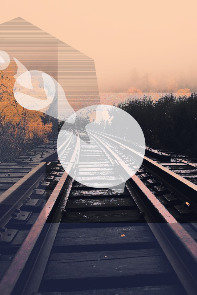Круги на фоне железной дороги