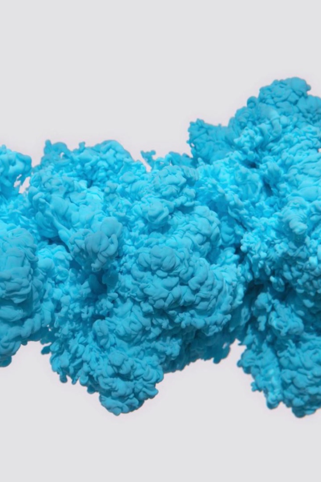 Сгусток голубого дыма на сером фоне