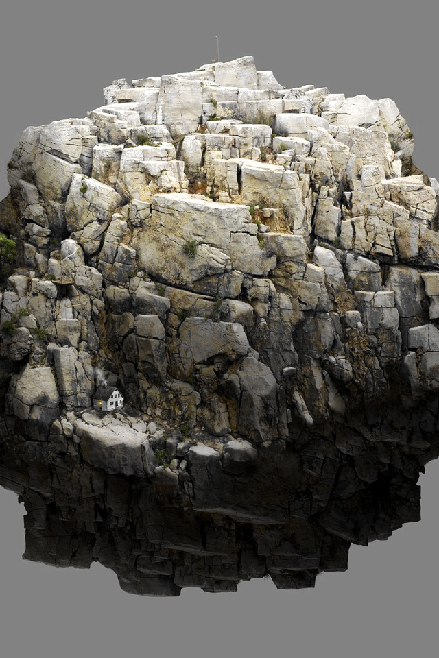 Круглый камень на сером фоне