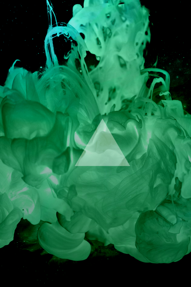 Треугольник на фоне зеленого дыма