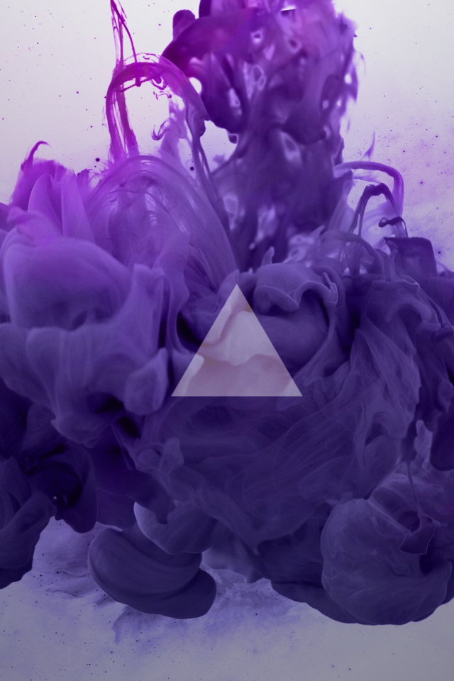 Треугольник на фоне фиолетового дыма