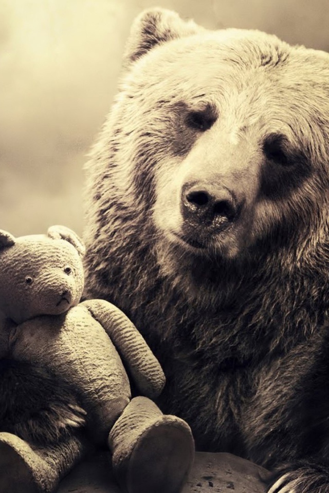 Медведь с игрушкой