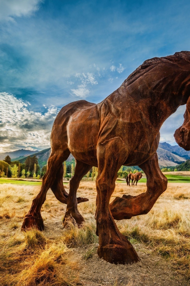 Коричневый конь бьет копытом