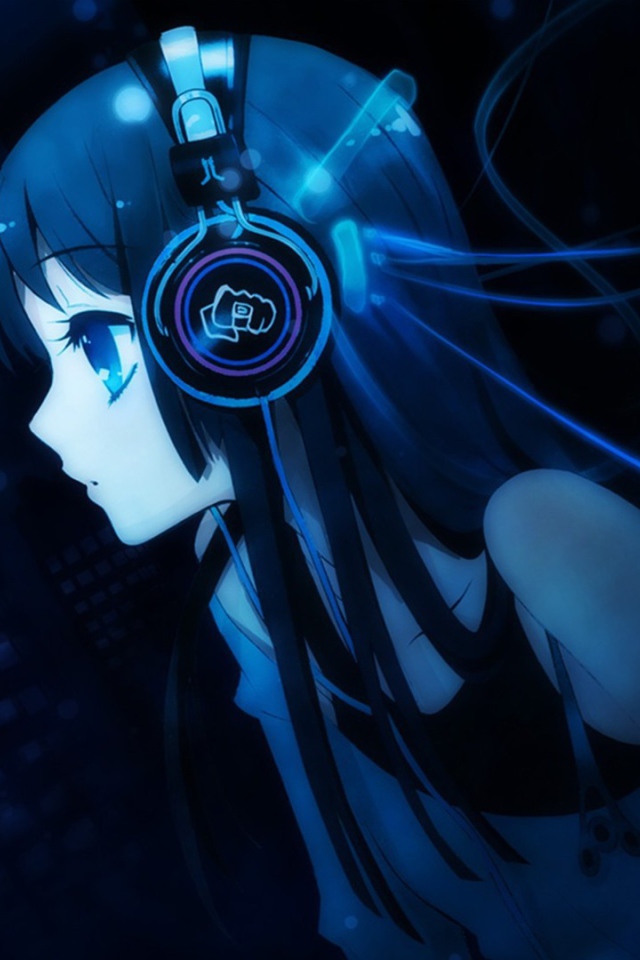 Девушка аниме Akiyama Mio в наушниках