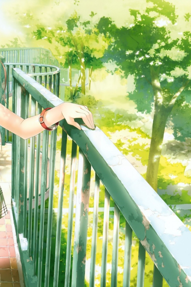 Девушка аниме идет по огороженной тропинке