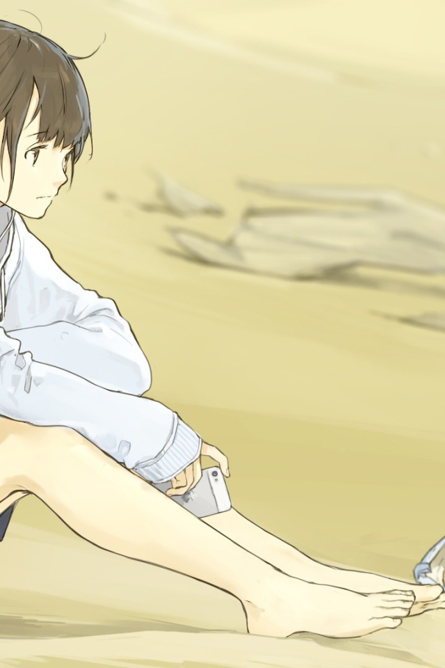 Девушка аниме в наушниках сидит на пляже