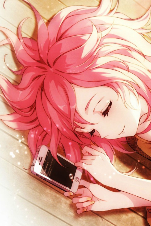 Девушка аниме с розовыми волосами ждет звонка