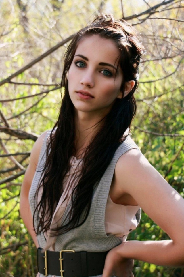 Эмили Радд на фоне зелени