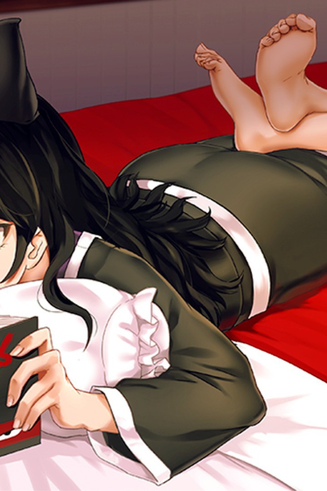 Девушка читает книгу в аниме RWBY