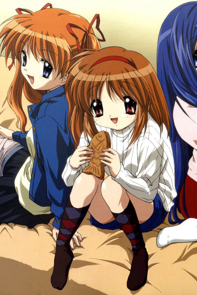 Подружки с игрушками сидят на кровати, аниме